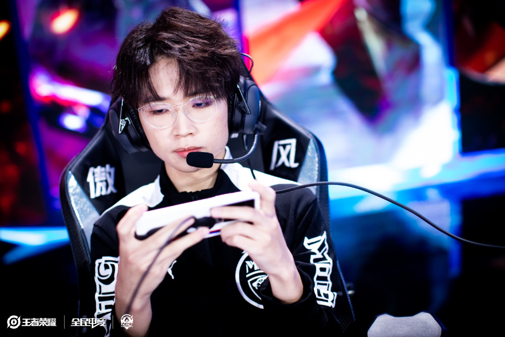 B费首轮数据：5次关键传球+2次解围&3次抢断，获